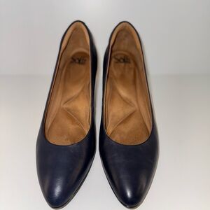 Sofft Black Leather Flats with Cushioned Insole and Slip-On Design